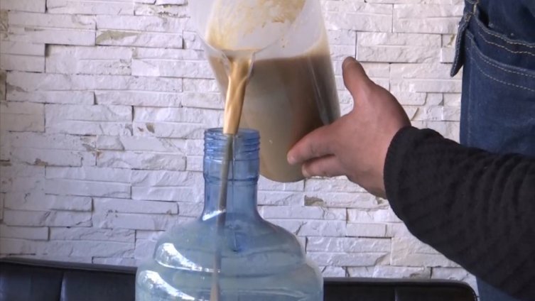 【馋坏了!5升装奶茶自提88元一桶热卖 顾客“报复性消费”直呼过瘾】3月13日,山东青岛。